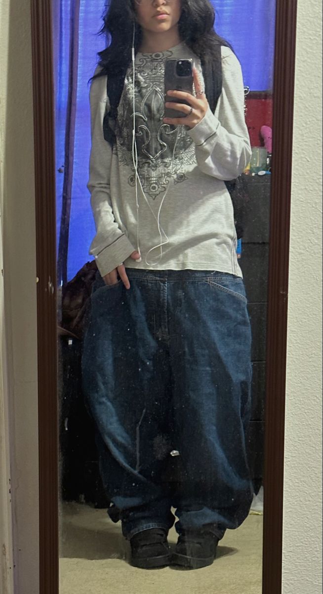 Saggy Pants Women, Starflesh Clothes, Baggy Gothic Outfits, Grunge Outfits Street Styles, Hippie Clubbing Outfits, Affliction Clothing Women Outfits, Baggy Clothes Outfit Women Street Styles, Y2kgrunge Outfits, Early 2000s Skater Fashion