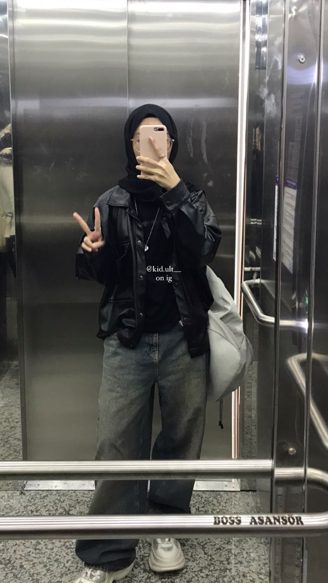 Style For Photo, Emo Hijab Outfits, Alt Hijabi Outfits, Masc Hijabi, Streetwear Fashion Women Hijab, Outfit Y2k Hijab, Emo Hijabi, Y2k Hijab, Edgy Outfits Aesthetic