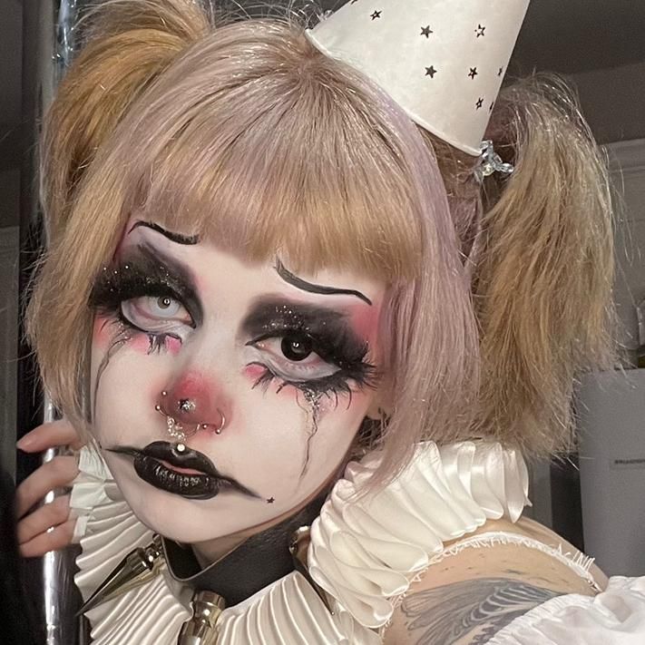 Clown Like Makeup, Mad Clown Makeup, Yeahimcaroline Makeup, Dark Clown Aesthetic Outfit, Clown Girl Makeup Halloween, Scary Cute Clown Makeup, Caroline Carr Outfits, Scary Female Clown Makeup, Creepy Girl Clown Makeup