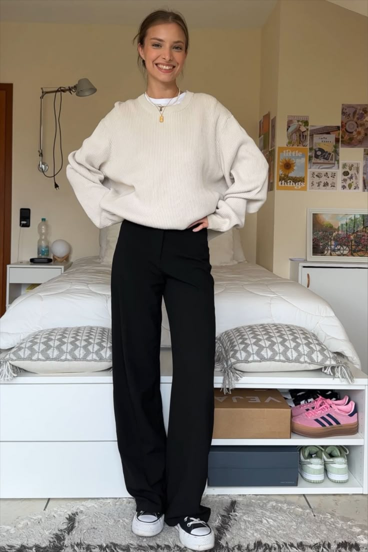 Crewneck And Trousers, Casual Black Work Outfit, Hoodie Work Outfit Women, Black Pleated Trousers Outfit, Simple Uni Outfits, Clean Girl Work Outfits, Black Trousers Outfit Aesthetic, Modest Outfits Pants, Basic Work Outfits