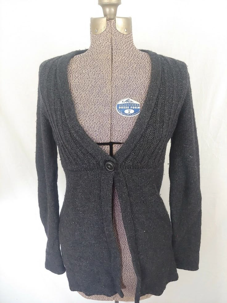 Condition: Pre-owned. Good. Description: Joie California 50% Cashmere 50% Wool 1 Button Dark Gray Cardigan Sweater Size S. —————————————————————————————— 30-Day Warranty: Our items come with a 30-Day Warranty. If there are any issues with your item within 30 days of your purchase, please reach out to us and we will do our best to assist you. —————————————————————————————— Free Returns: We are confident in the quality of our items and because of that we offer free returns. Customers who return it Witchy Cardigan, Thrifted Cardigan, 2000s Cardigan, Twilight Style, Too Good For You, Long Cardigan Outfit, Twilight Outfits, Y2k Cardigan, Grey Sweaters