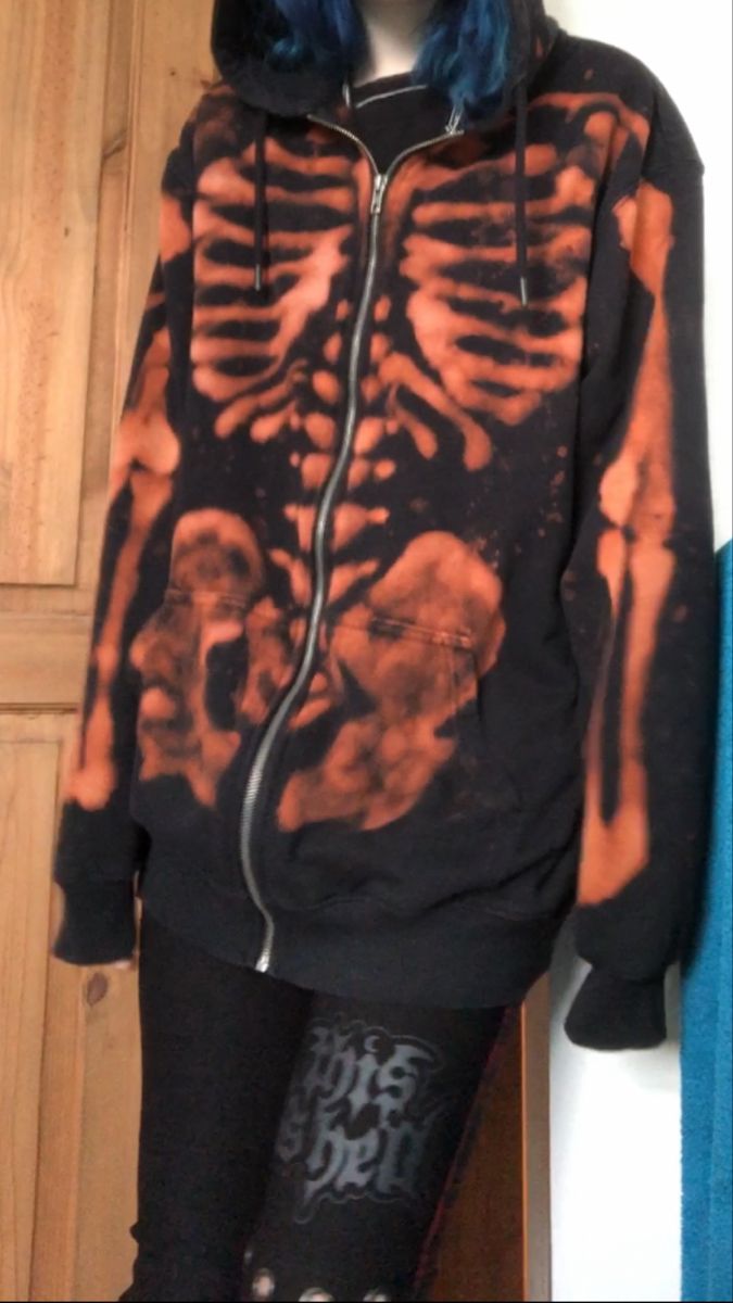 Emo Gifts Diy, Bleach Clothes Design Aesthetic, Bleach Skeleton Hoodie, Bleached Hoodie Ideas, Bleached Skeleton Hoodie, Bleach Clothing Art, Bleach Shirt Diy Ideas, Bleach Skeleton, Bleach Art Clothes