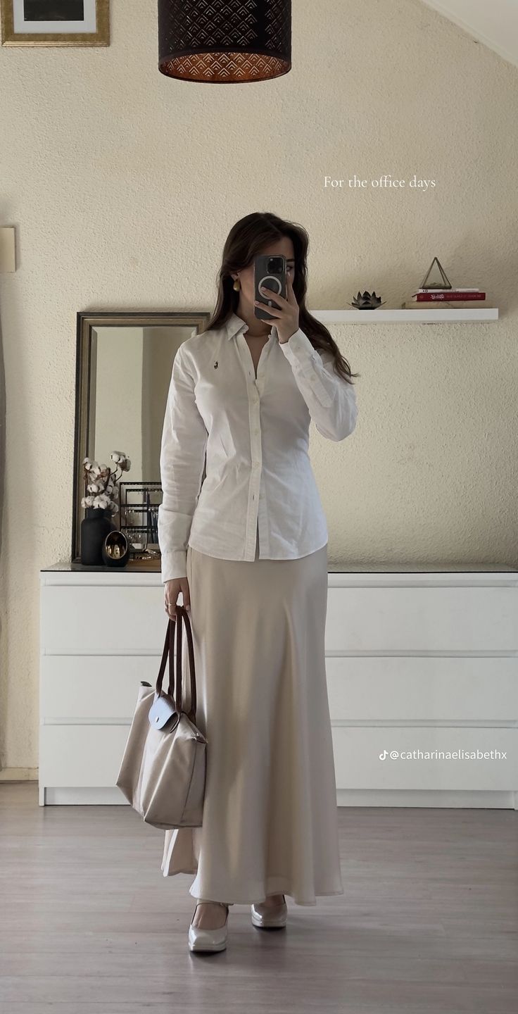 Classy French Outfits, Dress Old Money Outfits, Old Money Outfits Skirt, Hijabi Office Outfits, Old Money Spring Outfits, Navy Skirt Outfit, Ootd Knit, Satin Skirt Outfit, Neat Casual Outfits