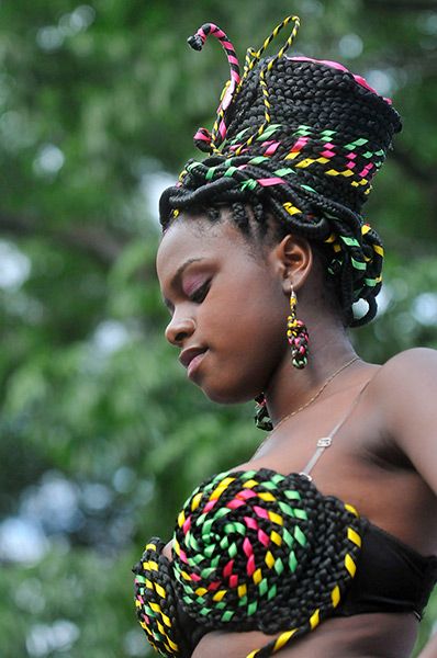 Cali, Colombia: A young woman exhibits her intricately designed hairstyle during the eighth Afro hairstyle contest. Colombian Hairstyles, The Blacker The Berry, Colombian Women, African Origins, Afro Latina, Beauty Hairstyles, Athletic Hairstyles, We Are The World, African Diaspora