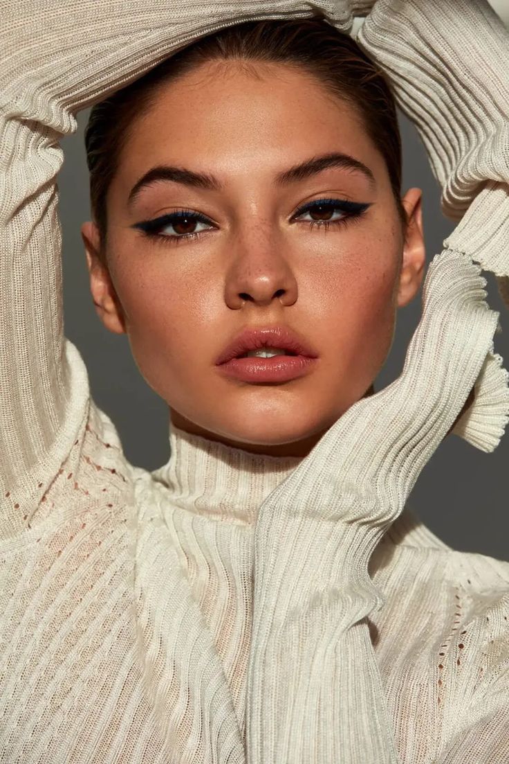 Vogue Beauty Editorial, Vogue Poses, Madeline Cline, Maddie Cline, Sarah Cameron, Cat Eye Makeup, Smink Inspiration, Photographie Portrait Inspiration, Beauty Photoshoot