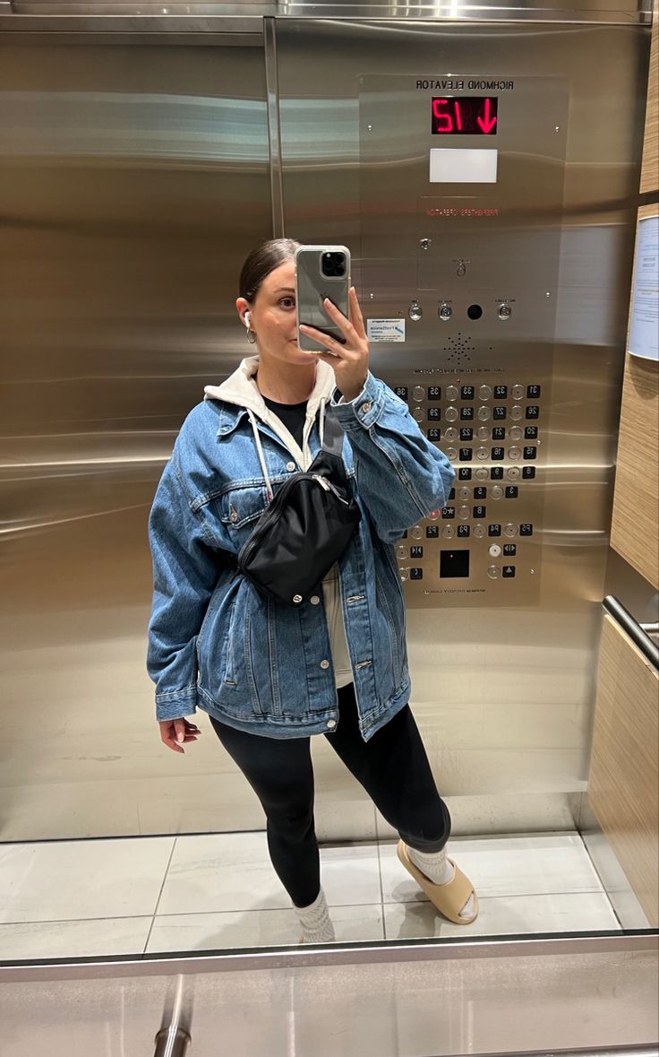 Oversized Fall Jacket, Jean Jacket Sweater Outfit, Oversized Blue Jean Jacket Outfits, Jean Jacket Hoodie Outfit Women, Jean Jacket Over Hoodie Outfit, Long Black Denim Jacket Outfit, How To Style Oversized Jean Jacket, Denim Jacket And Hoodie Outfit, Denim Jacket Over Hoodie