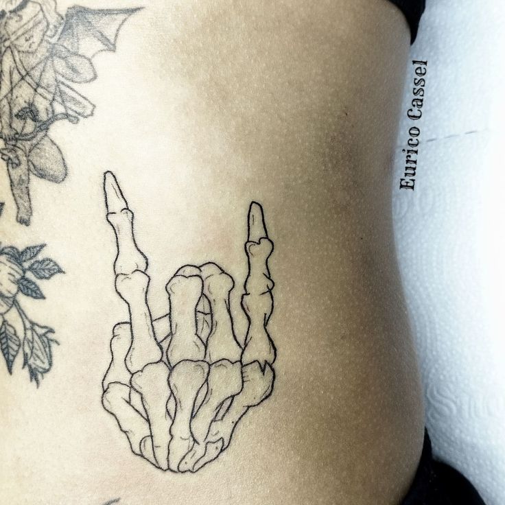 Tatuagem #rocknroll American Traditional Rock And Roll Tattoos, Rock Skeleton Hand Tattoo, Tattoo Ideas Rock And Roll, Punk Rock Tattoos For Men, Skeleton Hand Rock On Tattoo, Glam Rock Tattoo, 80s Rock Tattoo Ideas, Rock Symbol Tattoo, Punk Rock Tattoo Ideas