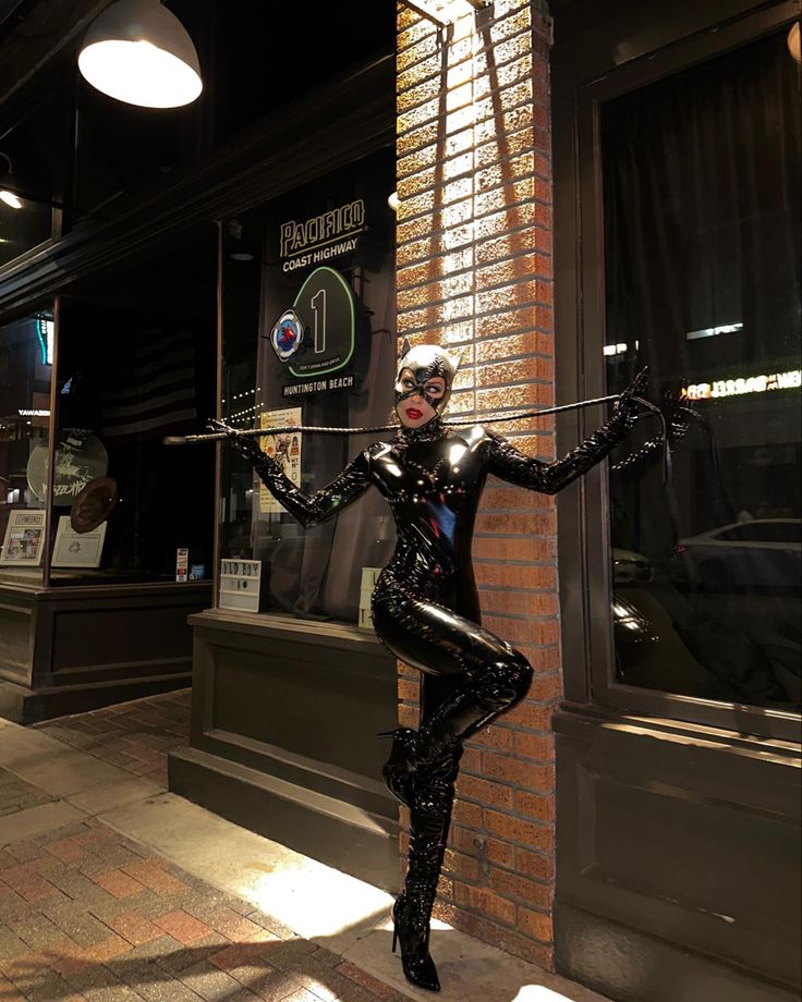 Michele Pfeiffer Catwoman Costume, Maneater Costume Halloween, Cat Women Photoshoot, Catwoman Costume Aesthetic, Cat Women Costume Halloween, Cat Woman Photoshoot Ideas, Cat Woman Costume Black Woman, Cat Woman Hairstyles, Faceless Halloween Costume