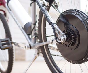 the front wheel of a bicycle is shown with spokes and disc brakes on it