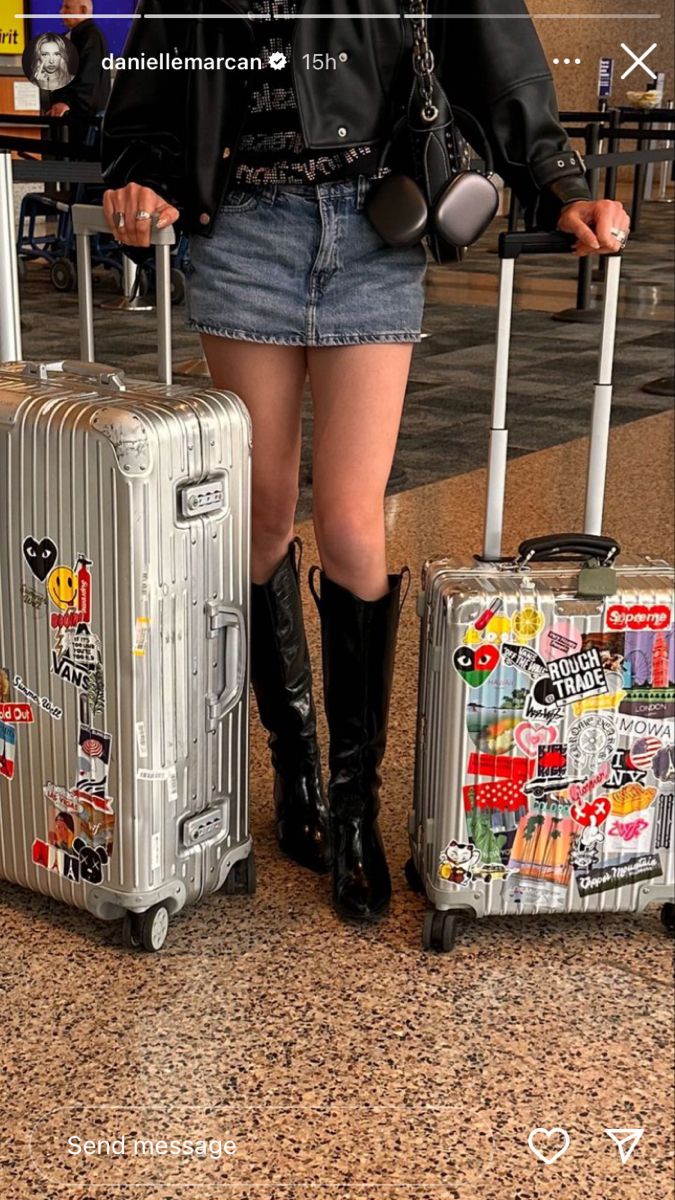 Influencer Room, Carry On Makeup, Rimowa Luggage, Airport Vibes, Europe Travel Essentials, Airport Aesthetic, Luxury Luggage, City Of Lights, 사진 촬영 포즈