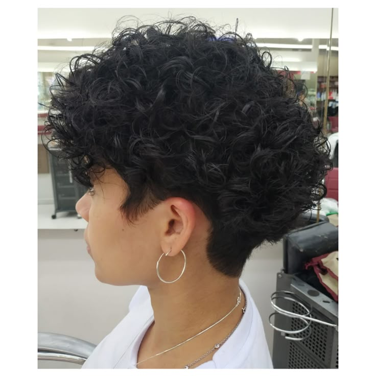 Pixie Haircut Color, Maureen Johnson, Mama Hair, Curly Pixie Haircuts, Curly Pixie Cuts, Curly Hair Photos, How To Curl Short Hair, Curly Pixie, Short Curly Haircuts