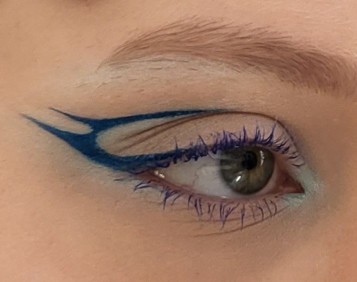 Blue Liner Looks, Blue Under Eyeliner, Blue Liner Makeup, Blue Graphic Eyeliner, Blue Graphic Liner, Unique Eye Makeup, Graphic Liner Looks, Blue Eyeliner Makeup, Uv Makeup