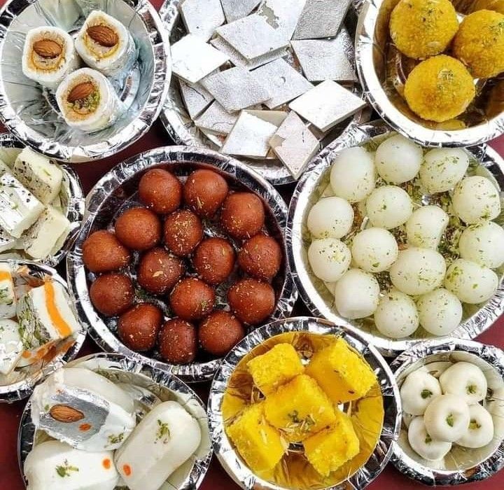 there are many different types of food in the bowls on the table together, including eggs and other foods