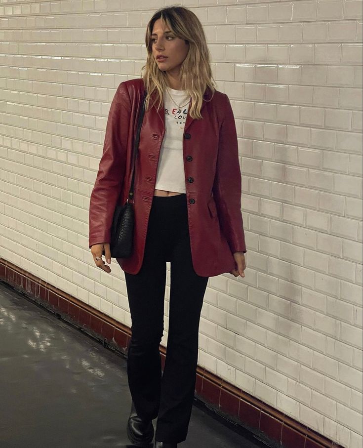 Dark Red Leather Jacket Outfit, Stephen Sanchez Concert Outfit, Burgundy Leather Jacket Outfit, Red Leather Jacket Outfit, Burgundy Leather Jacket, New York Street Style, Leather Jacket Outfits, New York Street, Blazer Outfits