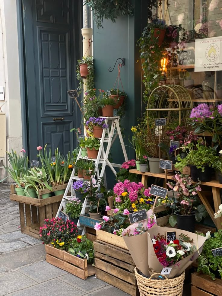 Little flower shop // Paris Flower Shop Entrance, Flower Shop Decor Ideas, Japanese Flower Shop, Flower Shop Interiors Design Florists, Floral Shop Interior, Vintage Flower Shop, Flowershop Aesthetic, Flower Shop Interiors, Aesthetics Photography