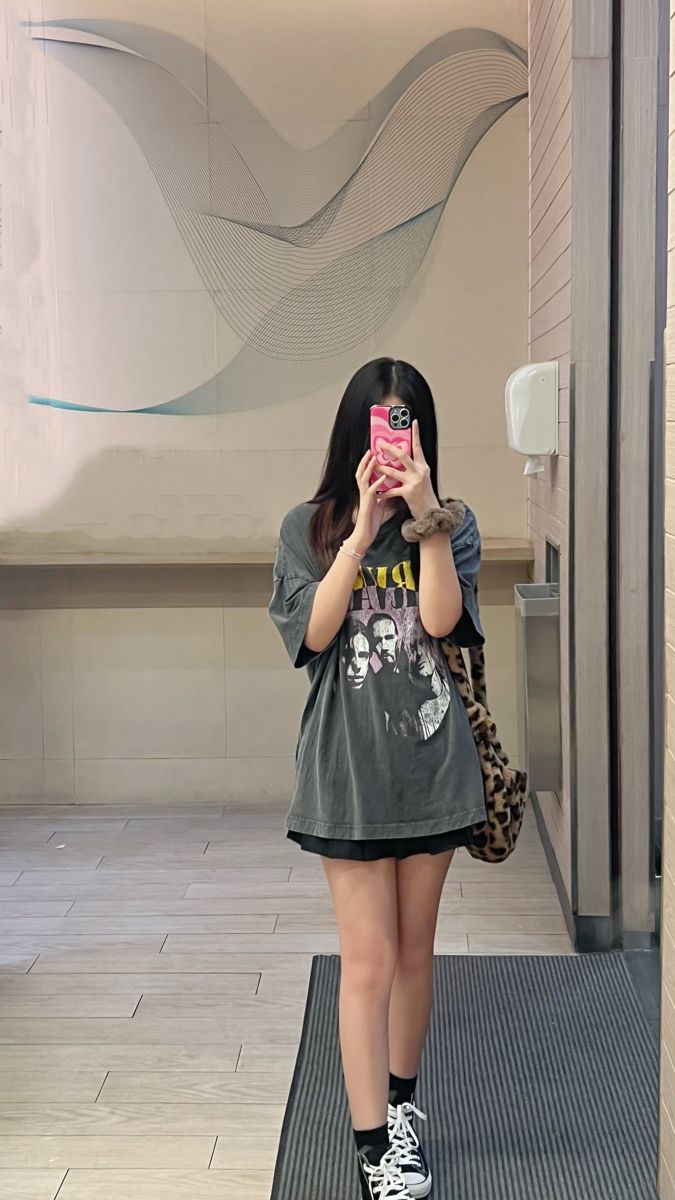 Tshirt Skirt Outfit Casual, Cinema Outfit Ideas, Tomboyish Outfits, Egirl Fashion, Casual Day Outfits, Classy Work Outfits, Easy Trendy Outfits, Modest Fashion Outfits, Casual Style Outfits