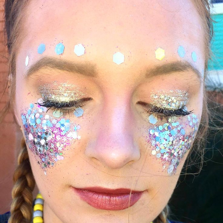 #rave #glitter #ravemakeup #makeup #glittermakeup #festivalseason #festivalmakeup #voodoo Make Up Ideas Glitter, Rave Make Up Ideas, Rave Glitter, Make Up Ideas, Festival Makeup, Glitter Makeup, Festival Season, Clean House, Face Paint