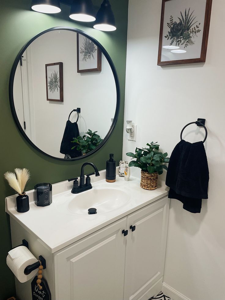 black and green bathroom Bathroom Revamp, Dark Green Bathrooms, Bathroom Upstairs, Green Bathroom Decor, Bathroom Counter Decor, Bilik Air, Bath Redo, Restroom Decor, Bad Inspiration