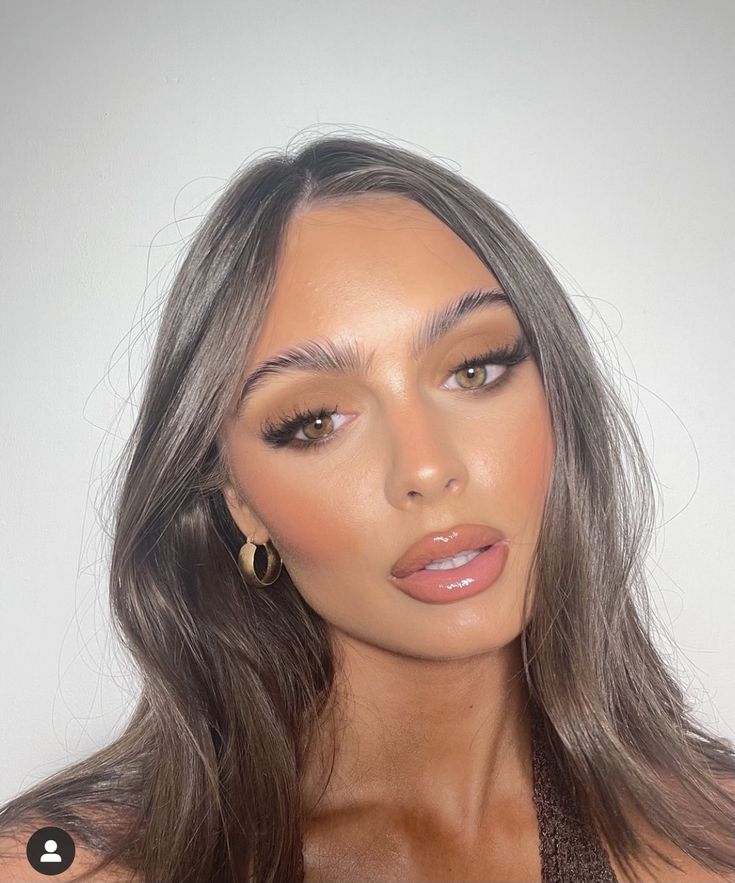 Simple Makeup Looks Graduation, Natural Bronze Makeup, Glowy Summer Makeup, Bronze Makeup Look, Goddess Look, Ball Makeup, Natural Prom Makeup, Bridesmaid Hair Makeup, Natural Glowy Makeup