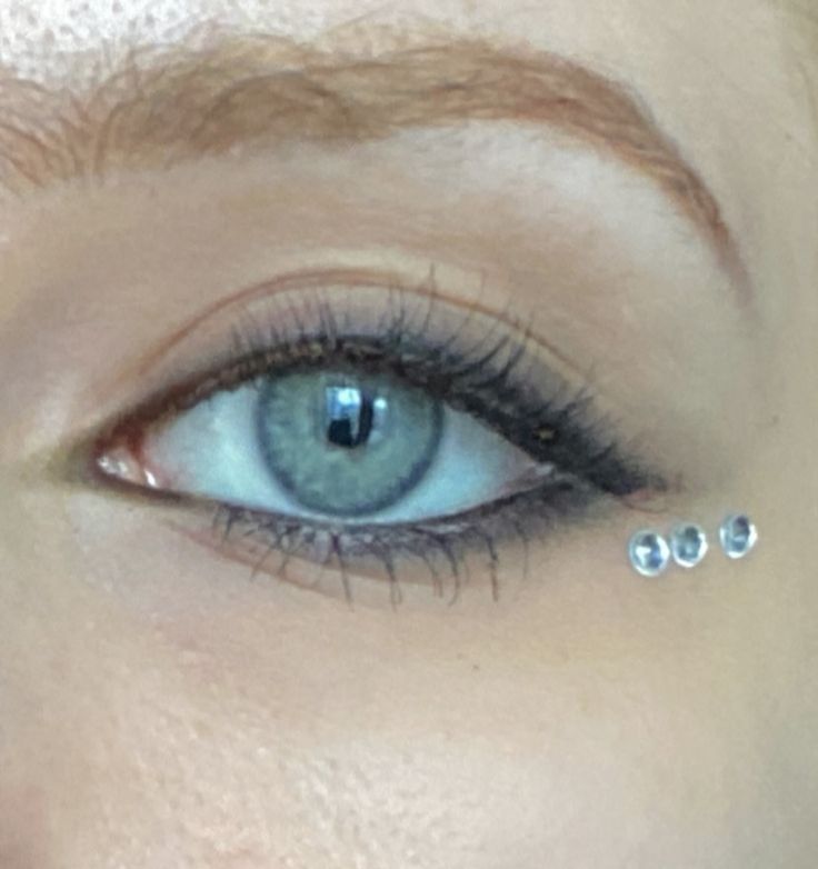 simple blue eyes black eyeliner Blue Tightline Eyeliner, Easy Hoco Makeup Blue Eyes, Blue Eyes Black Eyeliner, Blue Waterline Eyeliner, Black Water Line Eye Makeup, Black Eyeliner Blue Eyes, Blue Eyes Eyeliner, Eyeliner Blue Eyes, Semi Makeup