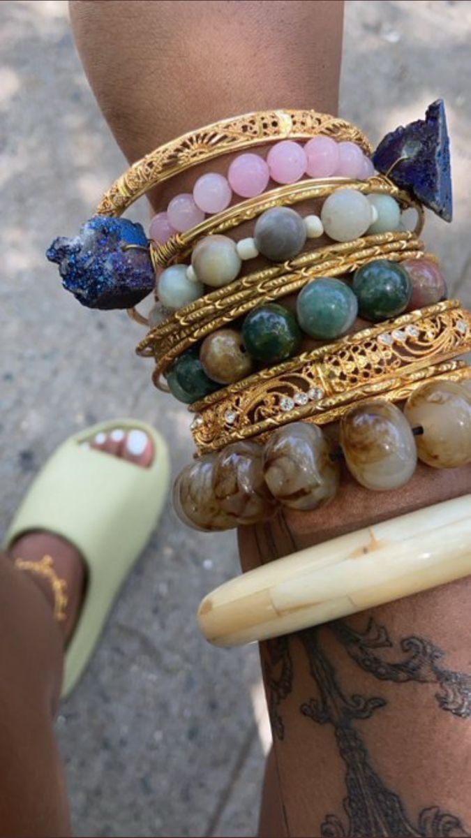 Streetwear Tiktok, Bracelets Aesthetic, Dope Jewelry Accessories, Mode Hippie, Earthy Jewelry, Indie Jewelry, Wrist Jewelry, Aesthetic Tiktok, Jewelry Accessories Ideas