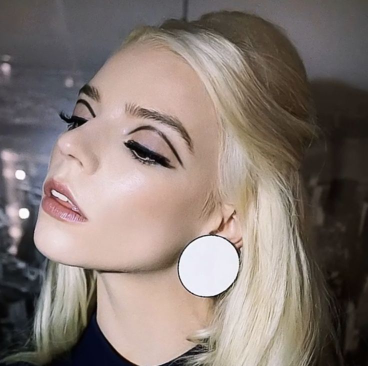 1960s Makeup, Anya Joy, Vintage Makeup Looks, 60s Makeup, 70s Makeup, Vintage Makeup, Anya Taylor Joy, Glam Makeup, Mode Vintage