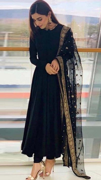 Simple Frock, Casual Indian Fashion, Pakistani Dresses Casual, Salwar Kamiz, Indian Dresses Traditional, Traditional Indian Outfits, Indian Gowns Dresses, Kurti Designs Party Wear, Simple Pakistani Dresses