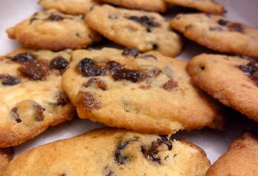 chocolate chip cookies are arranged in a row