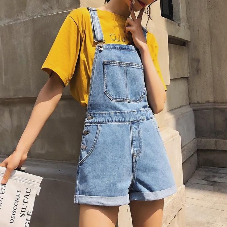 Overalls Shorts Outfit, Jeans Refashion, Jeans Outfit For Work, Street Style Outfits Casual, Jeans And T Shirt Outfit, Jumpsuit Shorts, Overalls Fashion, Streetwear Girl, Denim Overalls Shorts