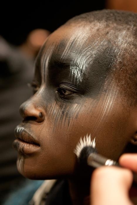 The white lines painted over the black shadow really make the face stand out. Fashion Editorial Makeup, Avant Garde Makeup, Make Up Inspiration, Runway Makeup, Fantasy Makeup, Editorial Makeup, Costume Makeup, Creative Makeup, Artistry Makeup