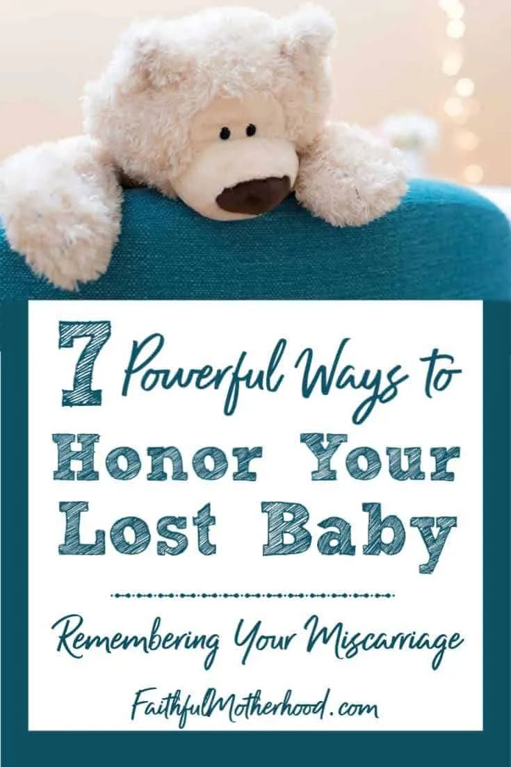 a teddy bear sitting on top of a blue blanket holding a sign that says, 7 powerful ways to honor your lost baby