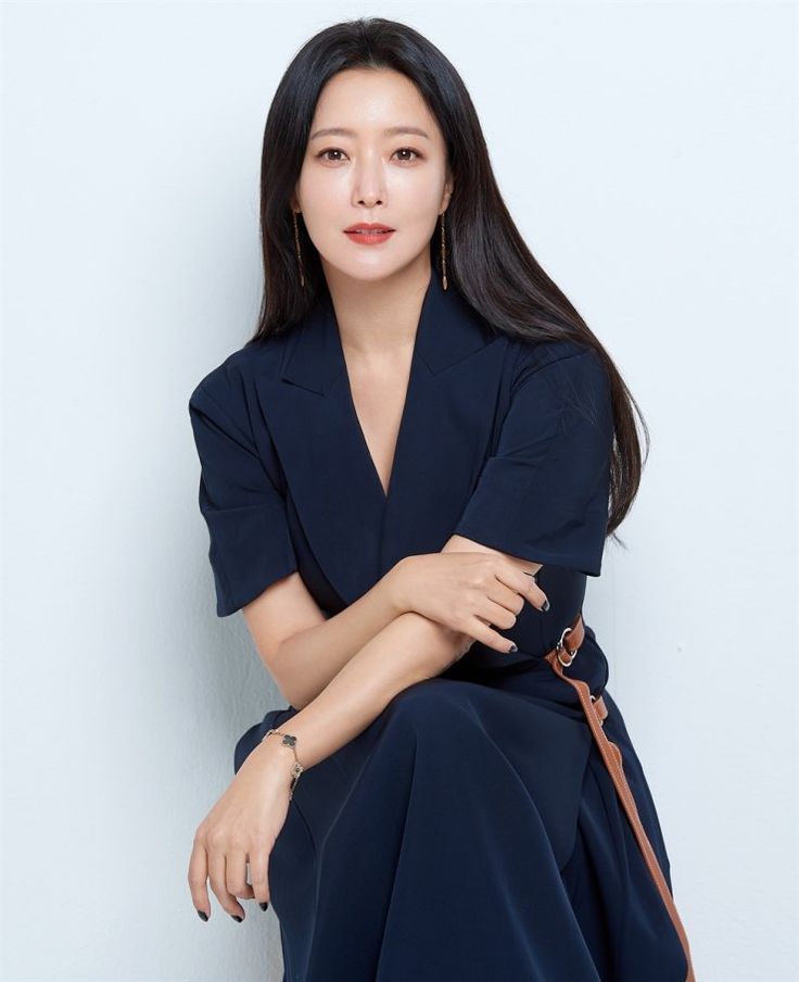 Kim Hee Sun, Doctor For Kids, Korean Face, Corporate Headshots, Korean Artist, Girl Mom, Kpop Fashion Outfits, Kpop Fashion, Korean Actors