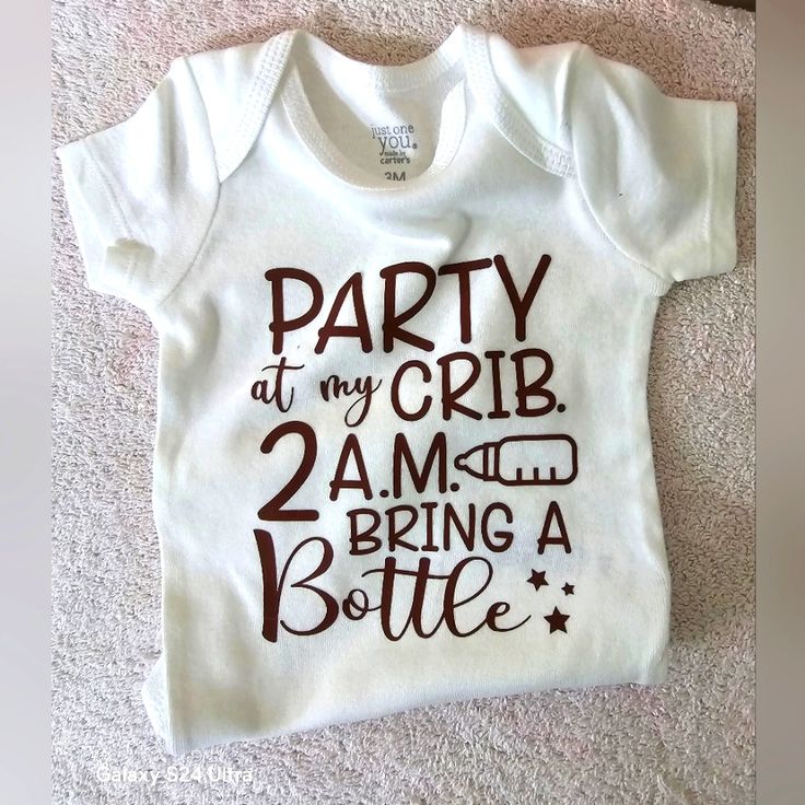 Do You Need A Last-Minute Baby Shower Gift? This Adorable Brand New Onesie Is For You! That Baby Will Appreciate The Cool Gift You Brought! Gender Neutral Onesies Diy, Cute Baby Onesies Sayings, Cricut Baby Gifts, Cricut Onesie Ideas, Onesie Sayings, Baby Onsies Ideas, Onsies Ideas, Grandma Onesie, Shower Snacks