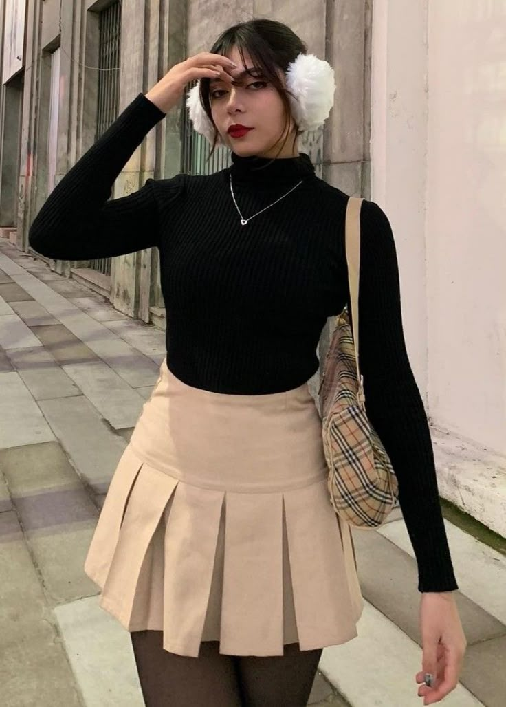 Pleated Skirt Outfit Short, Khaki Skirt Outfits, Beige Skirt Outfit, Skirt Outfits Aesthetic, Nude Skirt, Outfit Botas, Pleated Skirt Outfit, Tennis Skirt Outfit, Fiesta Outfit