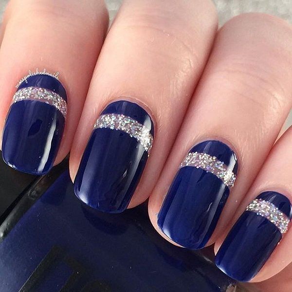 Get classic with this midnight blue nail art design. On top are thick linings of silver glitter nail that compliments beautifully with the midnight blue background. Patriotic Fingernails, Nail Art Bleu, Blue Manicure, Sparkle Nail Designs, Blue Nail Art Designs, Dark Blue Nails, Navy Blue Nails, Silver Glitter Nails, Blue Nail Art