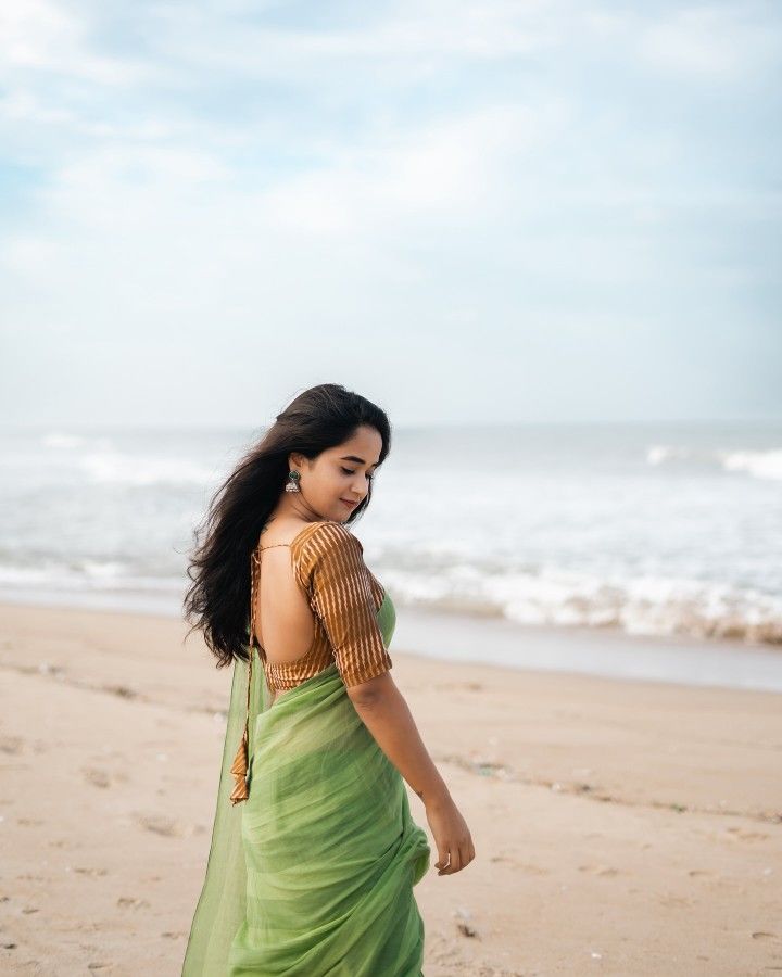 Beach Saree Photoshoot, Beach Saree, Photoshoot On Beach, Backless Blouse Designs, Saree Poses, Samantha Photos, Indian Photoshoot, Indian Dresses Traditional, Saree Photoshoot