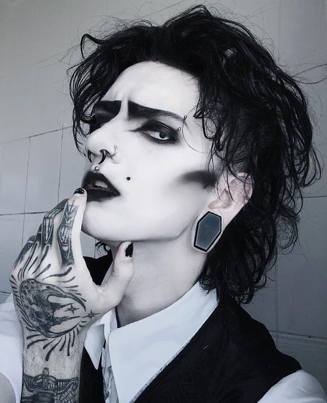 Drag King Makeup, Goth Makeup Looks, Chicas Punk Rock, Trad Goth Makeup, Goth Eye Makeup, Vampire Makeup, Goth Guys, Punk Makeup, Trad Goth