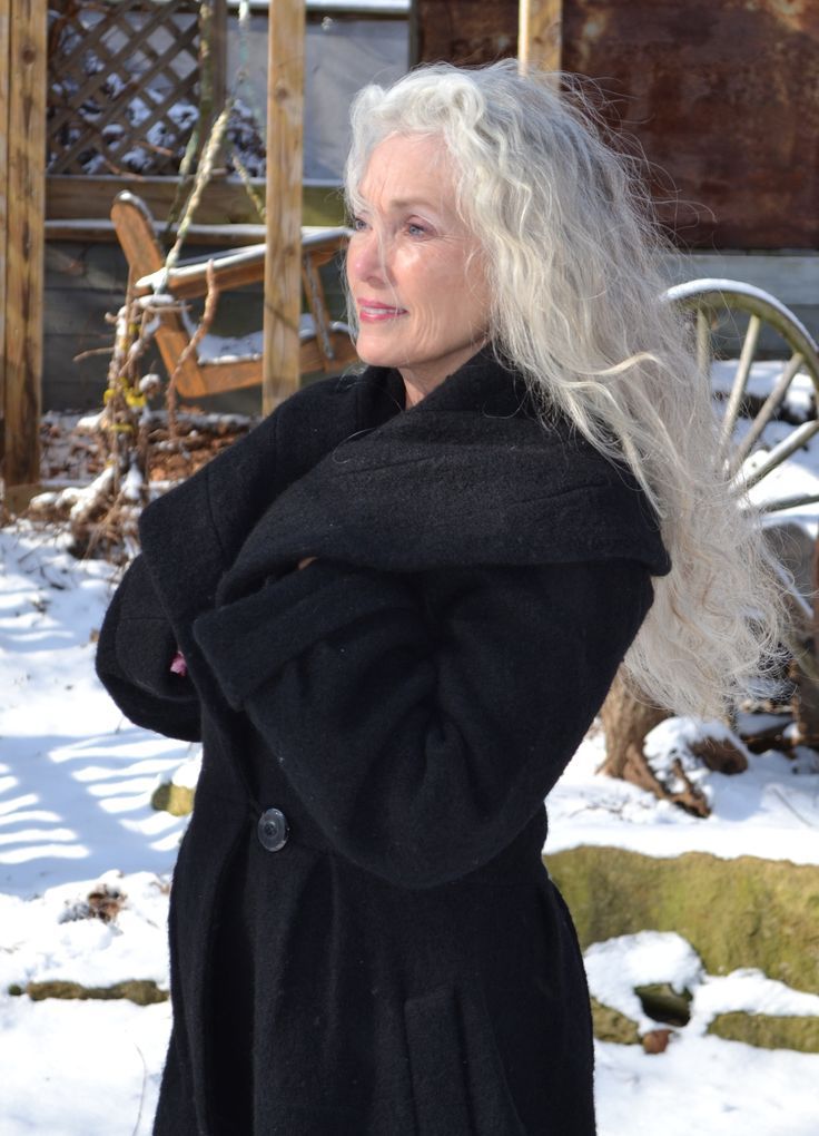 Woman With White Hair, Beautiful Gray Hair, Silver Grey Hair, Brave Women, Long Gray Hair, Going Gray, Ageless Beauty, Aging Beautifully, Aging Gracefully