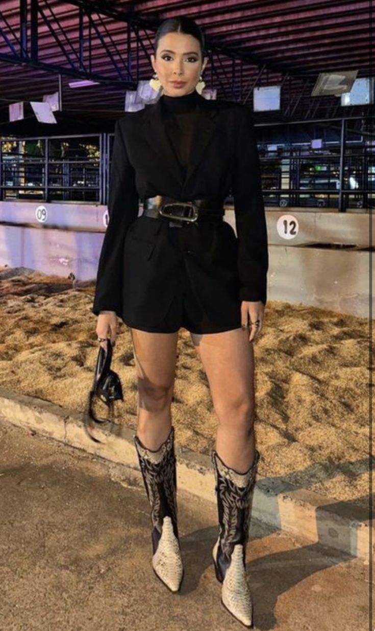 Black Cowboy Boots Outfit Concert, Look Expo, Cowgirls Outfits, Country Fall Outfits, Outfit Vaquero, Black Cowboy Boots Outfit, White Cowgirl Boots, Trendy Date Night Outfit, Black Cowboy Boots