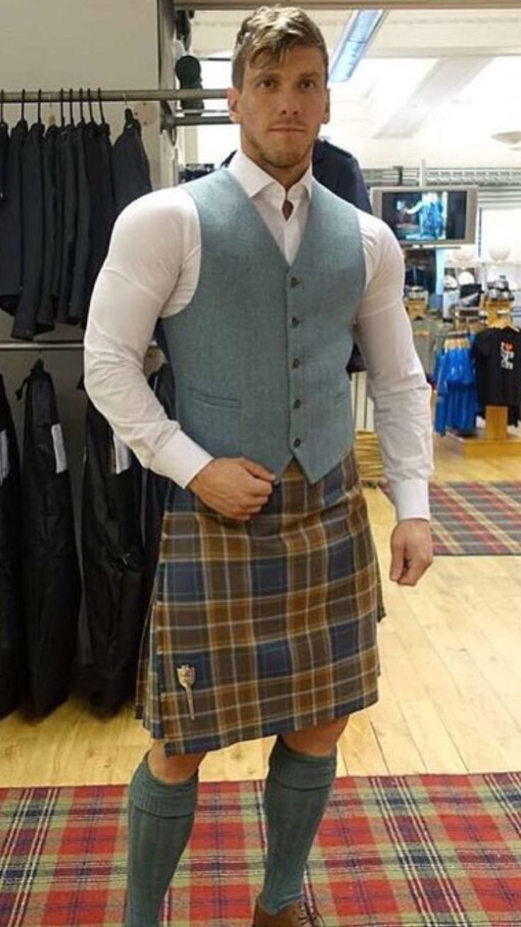 Kilt Men Fashion, Scotish Men, Kilt Men, Casual Meeting, Scottish Man, Mens Fashion Casual Shoes, Kilt Outfits, Football Photography, Men In Skirts