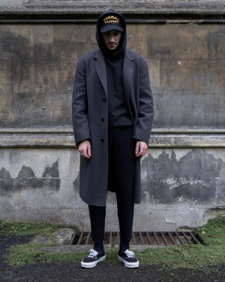 Overcoat With Hoodie, Mens Overcoat Outfit, Hoodie And Coat, Casual Trench Coat Outfit, Winter Fashion For Men, Winter Fashion Trends, Black Outfit Men, Great Outfits, Mens Casual Outfits Summer