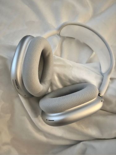 Aesthetic White AirPod Max 🎧💫, AirPod Max Outfits, Clean Girl Essentials, That Girl Wishlist, Aesthetic Headphones, Wireless Headphones, White Headphones, Apple Earphones, Vanilla Girl Essential, Vanilla Girl Aesthetic, Wishlist Headphones For Iphone, Apple Earphones, Apple Headphones, Airpod Max, Apple Headphone, Cute Headphones, White Headphones, Apple Air, Airpods Max