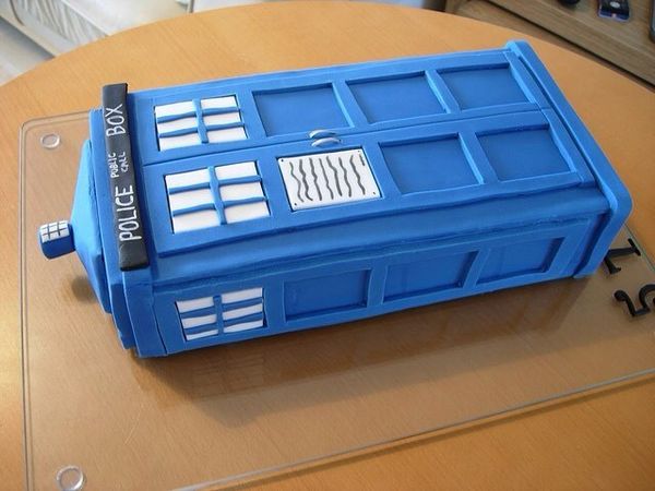 a cake made to look like a tardish from the movie doctor who?