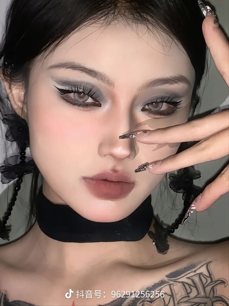 #douyin Dark Eye Makeup Aesthetic, Dark Asian Makeup, Makeup Dark Aesthetic, Dark Makeup Aesthetic, Dark Douyin Makeup, Smokey Eye Makeup Look, Cute Eyeshadow Looks, Douyin Makeup, Doll Eye Makeup