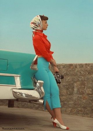 1950's. Head scarves & peddle pushers. So sexy, curves and a little bit of love handle over the pants. Stile Pin Up, Bridget Bardot, Look Retro, Retro Mode, Retro Summer, Vintage Diy, Vintage Fits, Pencil Skirts, Summer Fits