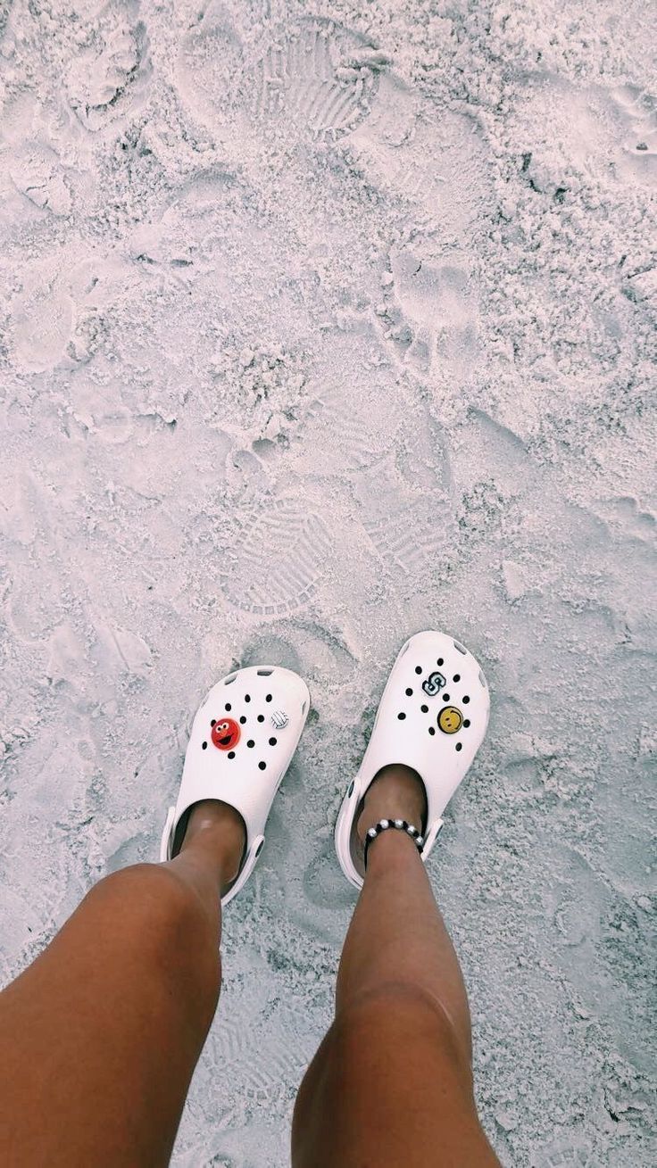 Crocs With Jibbitz, Crocs Aesthetic, Crocs Outfit, White Crocs, Crocs Fashion, Crocs Jibbitz, Shoe Inspo, Croc Charms, Swag Shoes