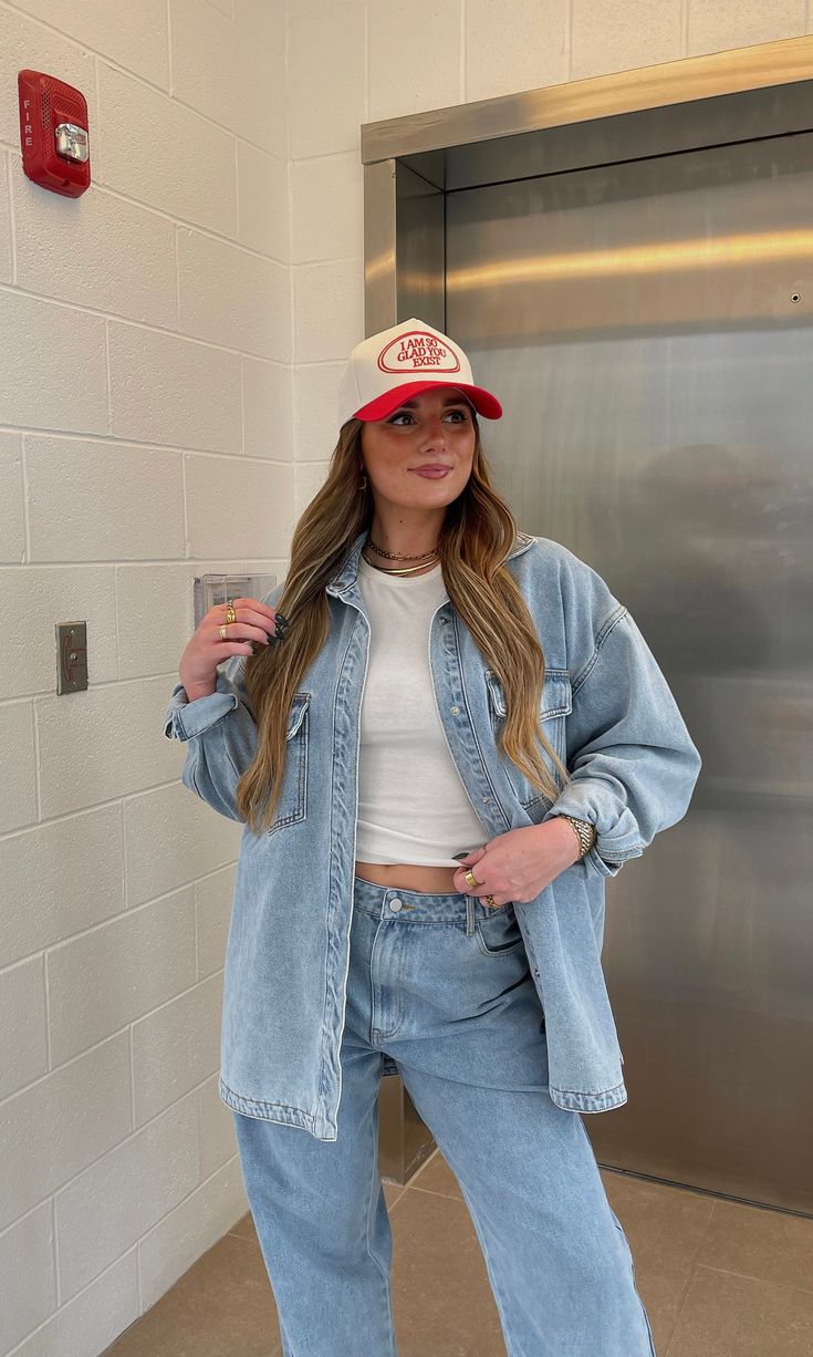 Trucker Hat Country Concert Outfit, Cute Trucker Hat Outfits, Red Trucker Hat Outfit, Fall Trucker Hat Outfit, Trucker Hat Fall Outfit, Comfy Cowgirl Outfits, Trucker Hat Outfit Fall, Cream Hat Outfit, Outfits With Trucker Hats