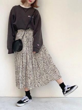 Style Skirt Outfits Hijab, Rok Outfit, Hoodies Womens Fashion, Street Style New York, Denim Shorts Outfit, Stile Hijab, Long Skirt Fashion, Frock Fashion, Long Skirt Outfits