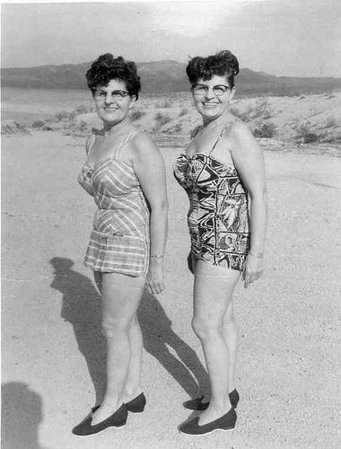 Va-va voom ladies!  yep, I'm gonna wear my heels at the beach!  LOL 1950s Swimwear, 1950s Retro, Retro Swimwear, Vintage Bathing Suits, Vintage Twins, Vintage Swim, Vintage Swimsuit, Vintage Swimwear, Vintage Swimsuits