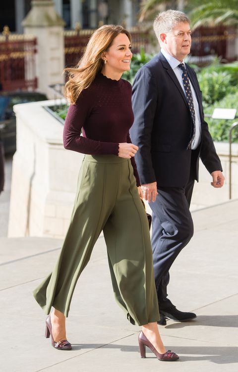 The Duchess Of Cambridge Visits The Angela Marmont Centre For UK Biodiversity Olive Green Trousers Outfit, Moda Kate Middleton, Kate Middleton Stil, Olive Pants Outfit, Olive Green Pants Outfit, Green Pants Outfit, Looks Kate Middleton, Plum Sweater, Kate Middleton Outfits